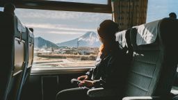 Глобиха със 7500 евро двойка за орален секс пред пътници във влак