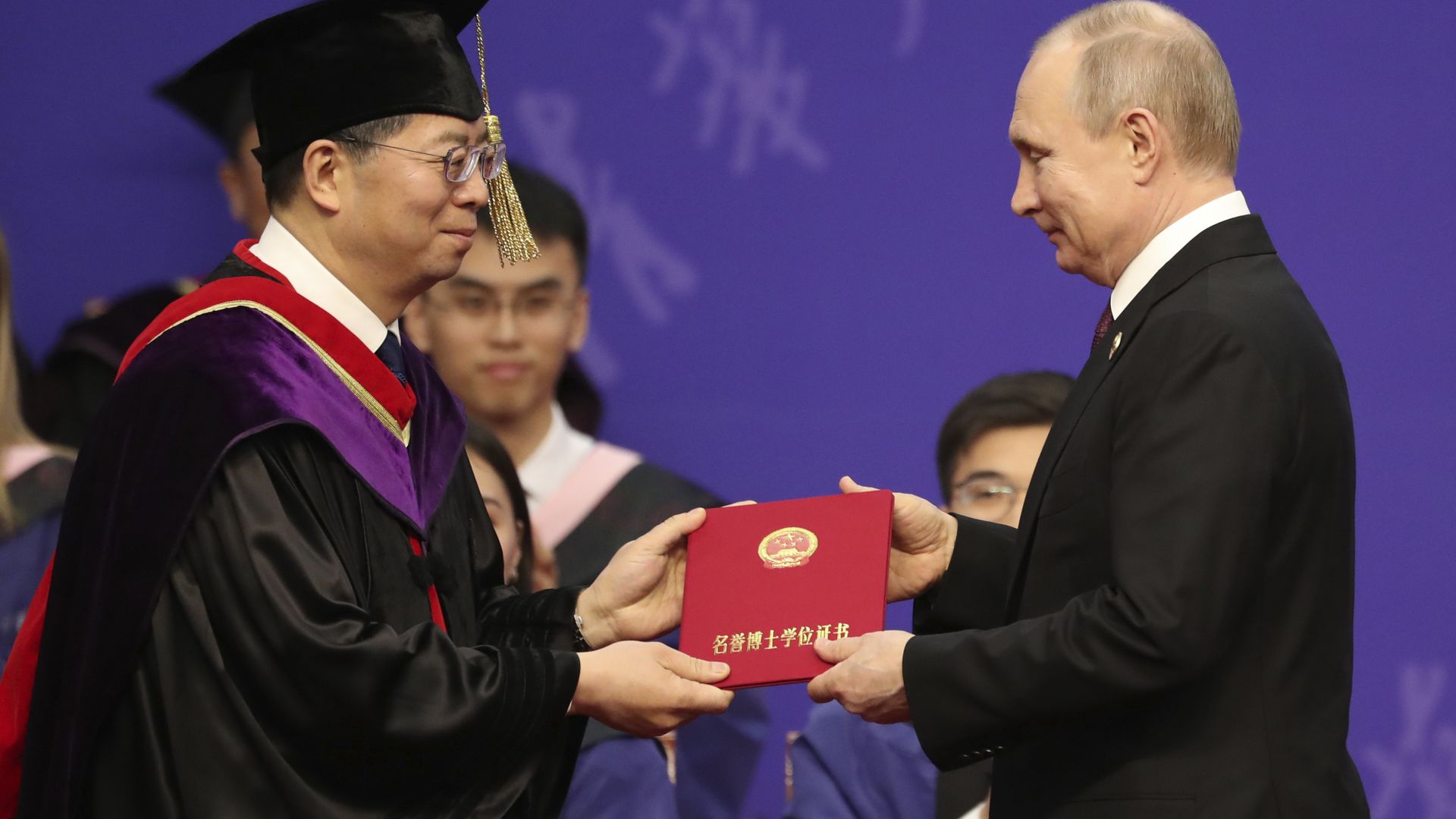 Китайският президент Си Цзинпин удостои днес с почетно научно звание