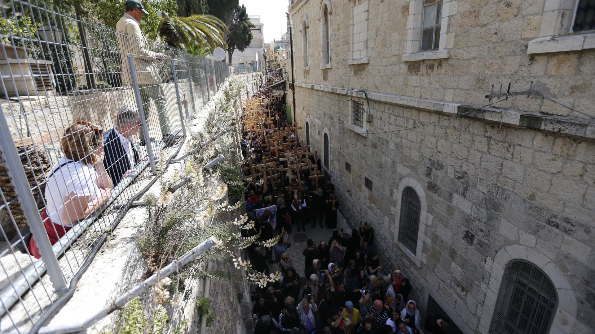 Благодатният огън слезе в църквата Възкресение Христово в Йерусалим