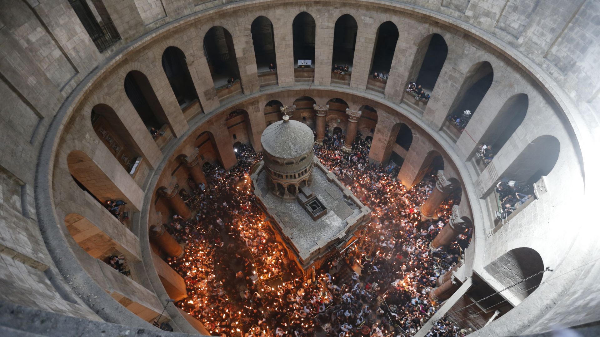 БПЦ реши да не пренася Благодатния огън от Йерусалим на Велика събота