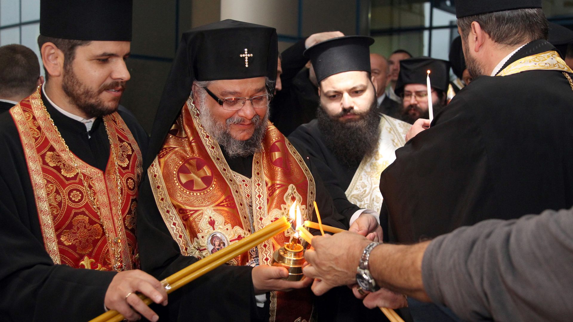 Благодатният огън от Йерусалим загоря в Синодалната палата Той ще бъде