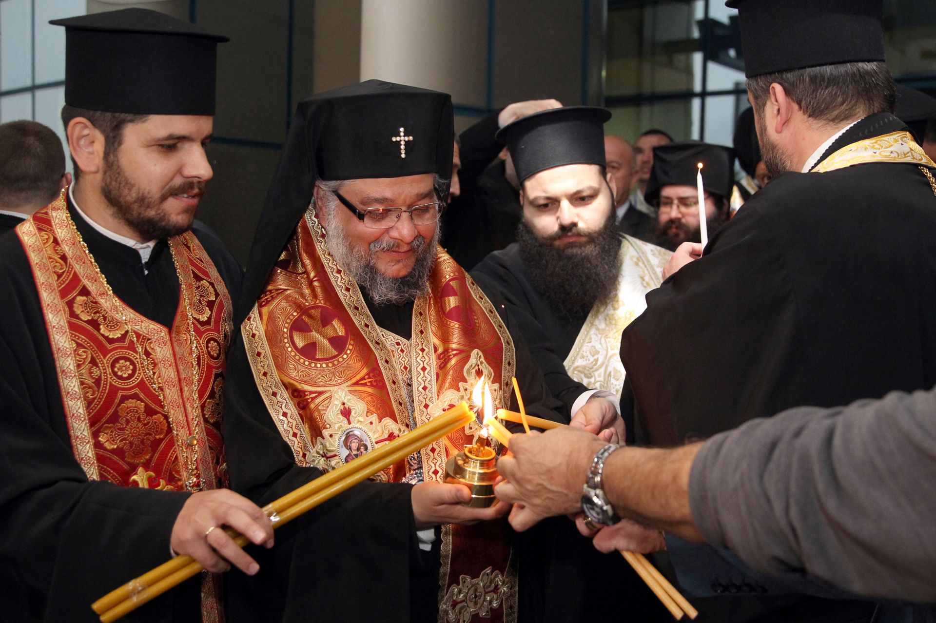 Благодатният огън бе донесен от от Старозагорския митрополит Киприан