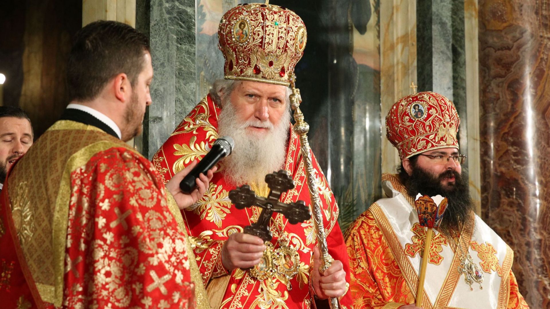 В полунощ Негово Светейшество Българският патриарх Неофит прочете евангелското четиво