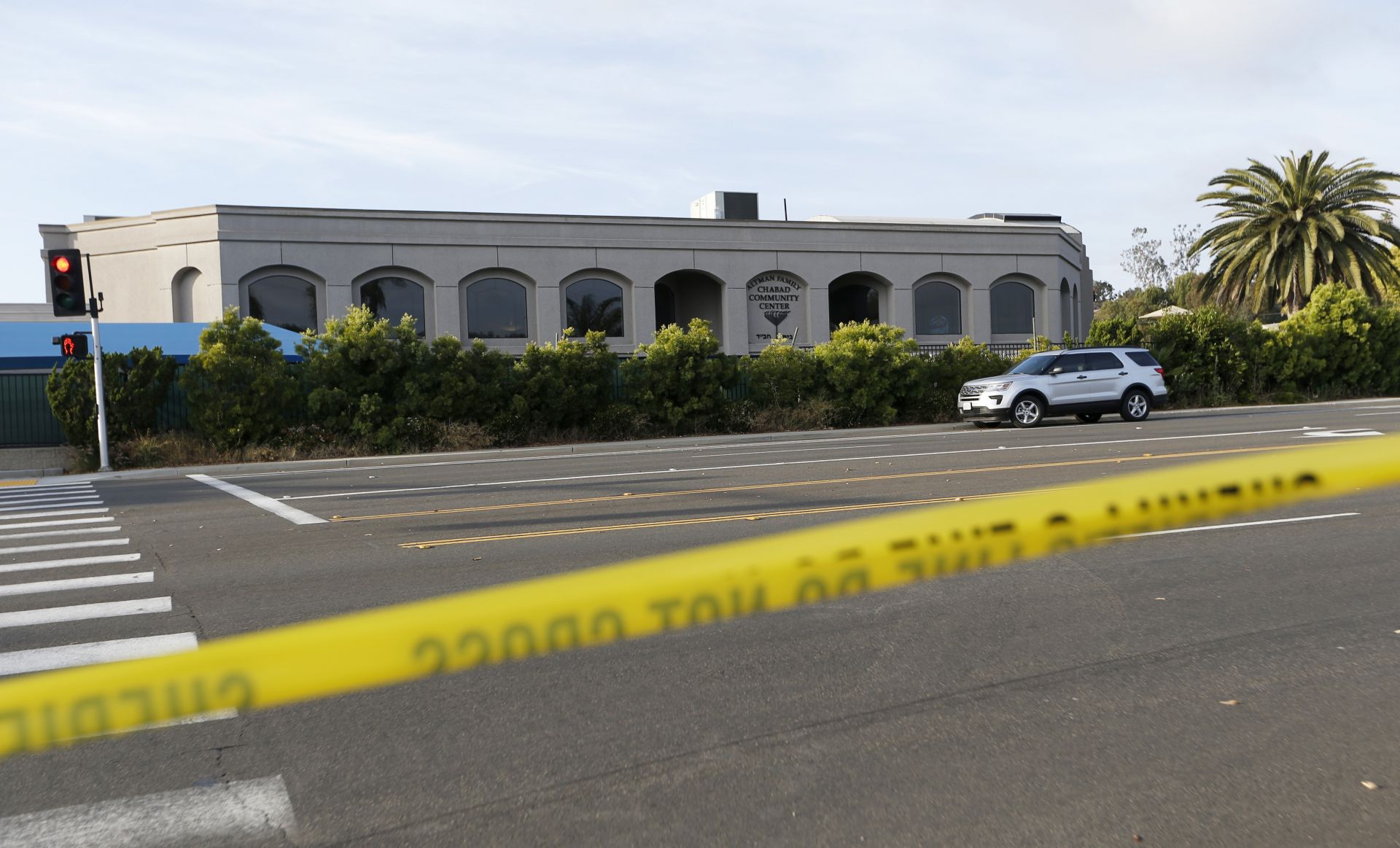 Един човек беше убит, а трима души бяха ранени в стрелба, която мъж откри в синагога в американския щат Калифорния