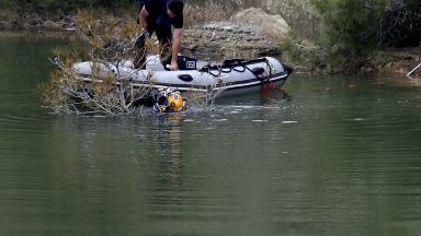 Откриха останки от жертви на кипърския сериен убиец в куфари в езеро