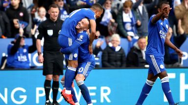 Арсенал напълно капитулира и отнесе трета "тройка" поред