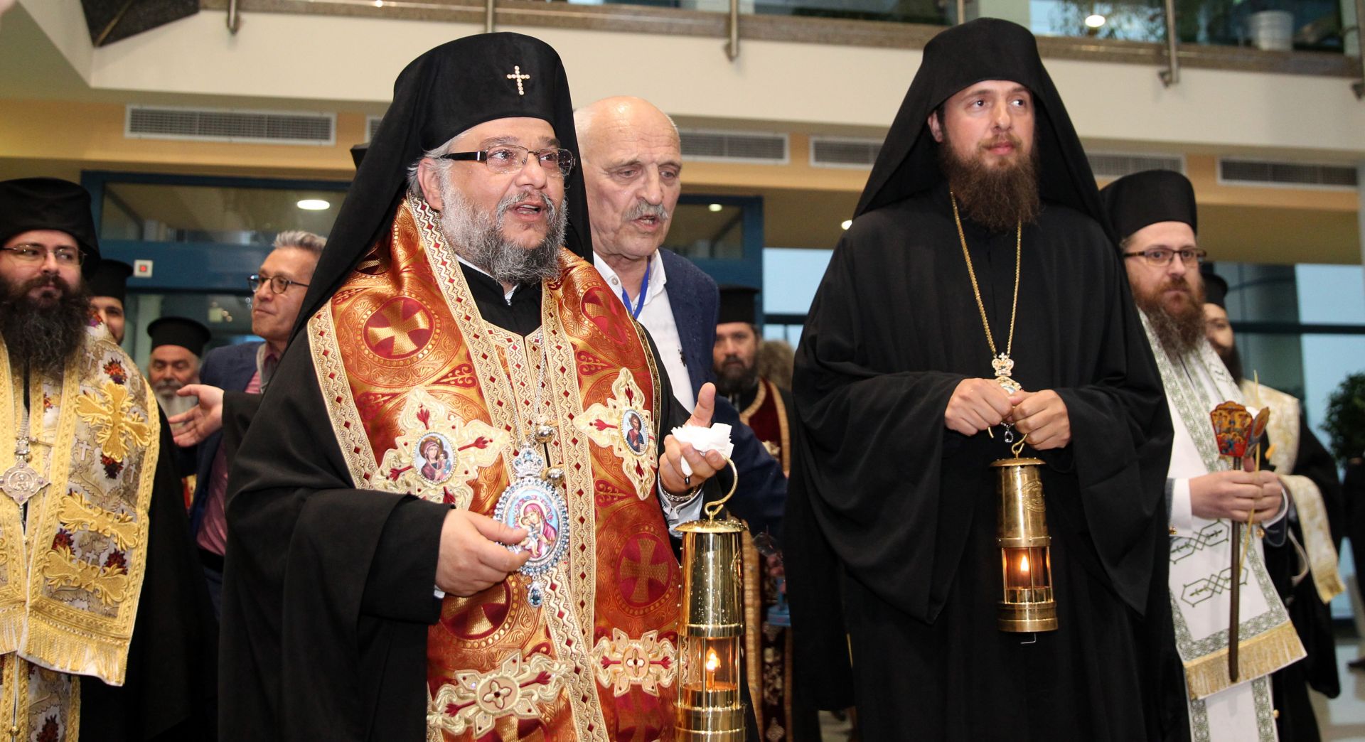 Старозагорският митрополит донесе благодатния огън от Йерусалим