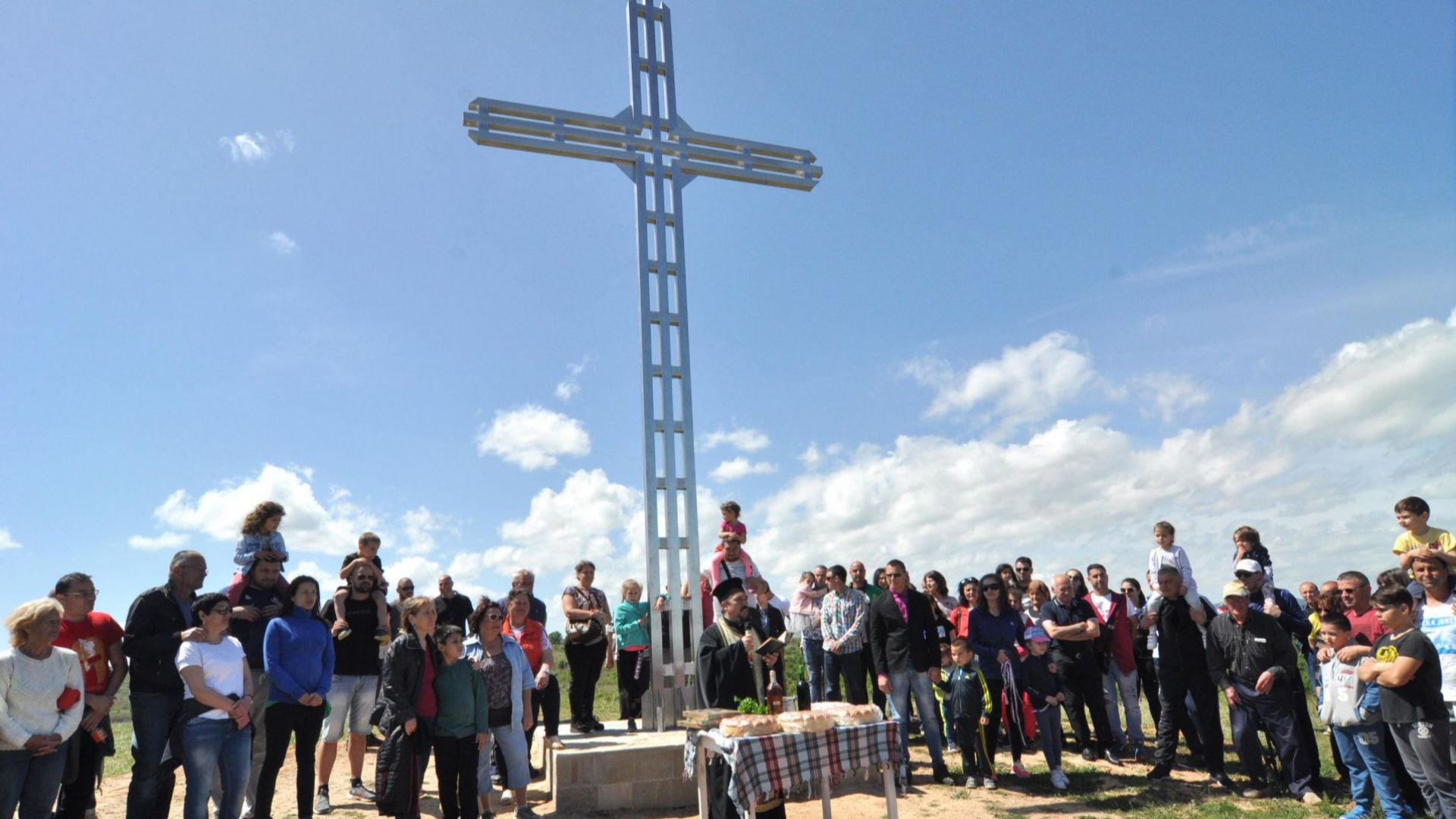 Православен кръст с височина 8 метра бе тържествено осветен на