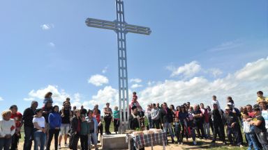 8-метров кръст беше осветен край хасковско село (снимки)
