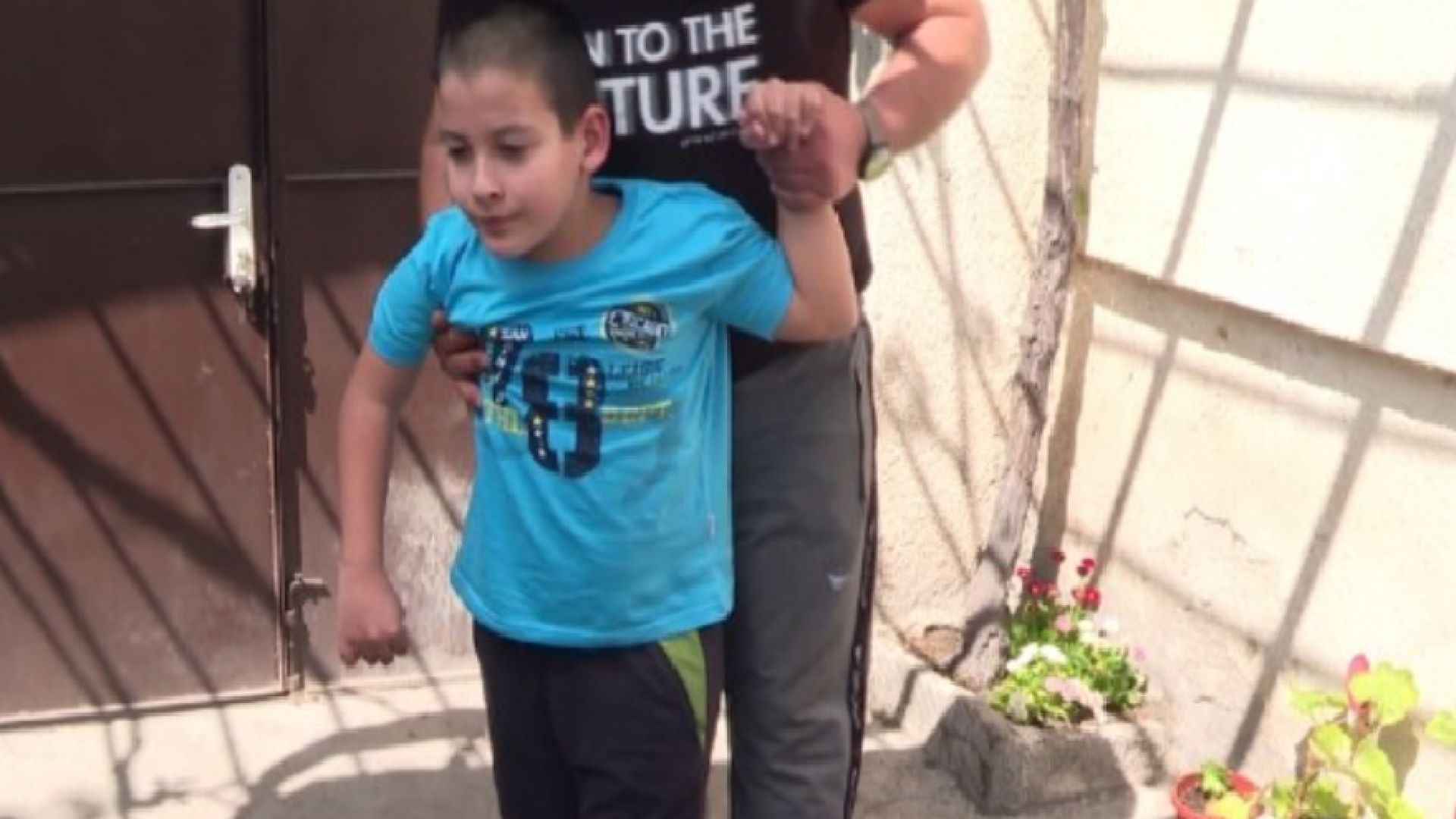 9 годишният Ивелин от Сливен направи първите си стъпки след тежка