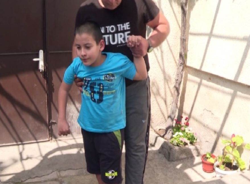 Бащата на Иво му помага да се придвижва