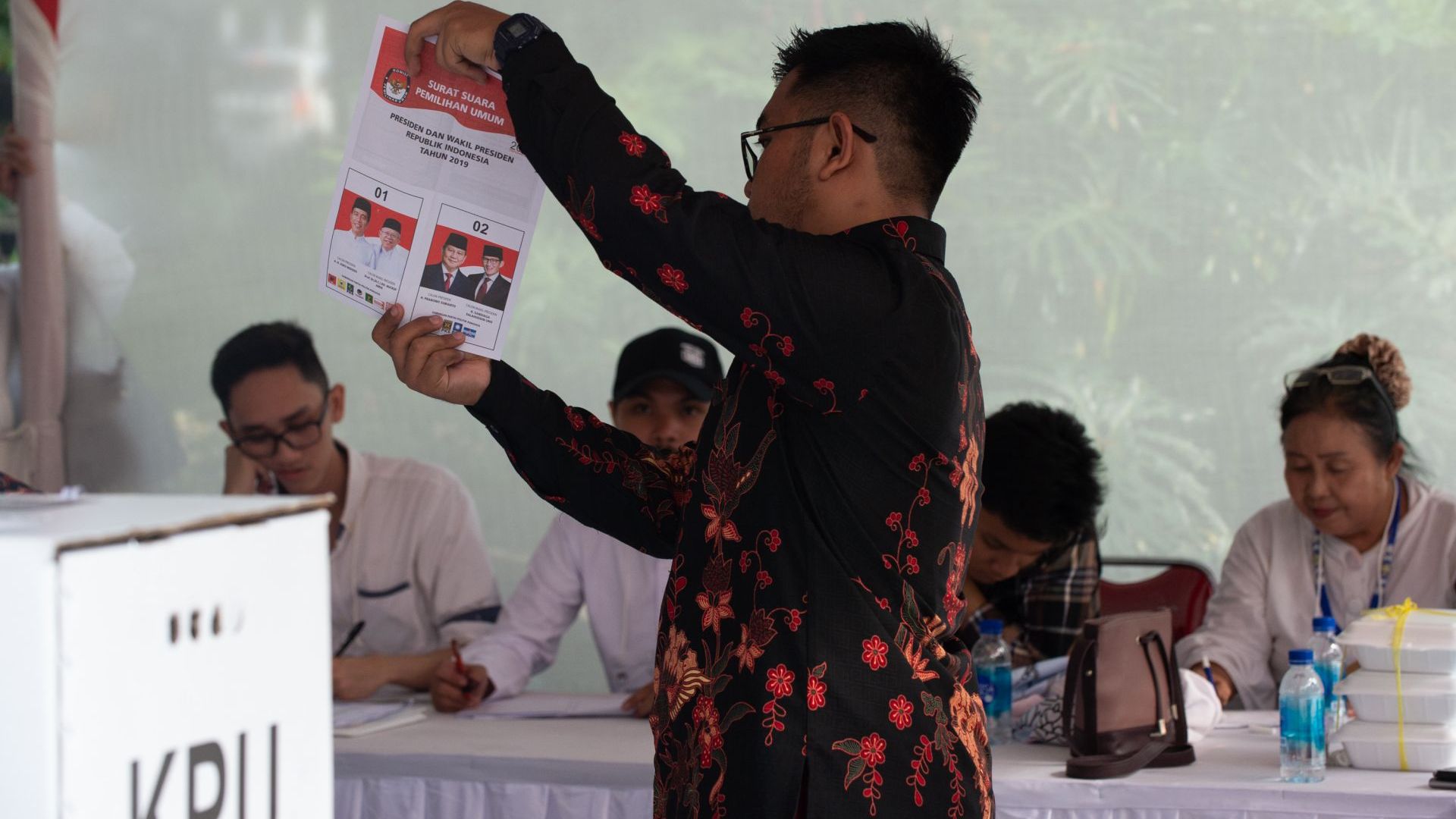 Десет дни след като Индонезия произведе най големите в света избори