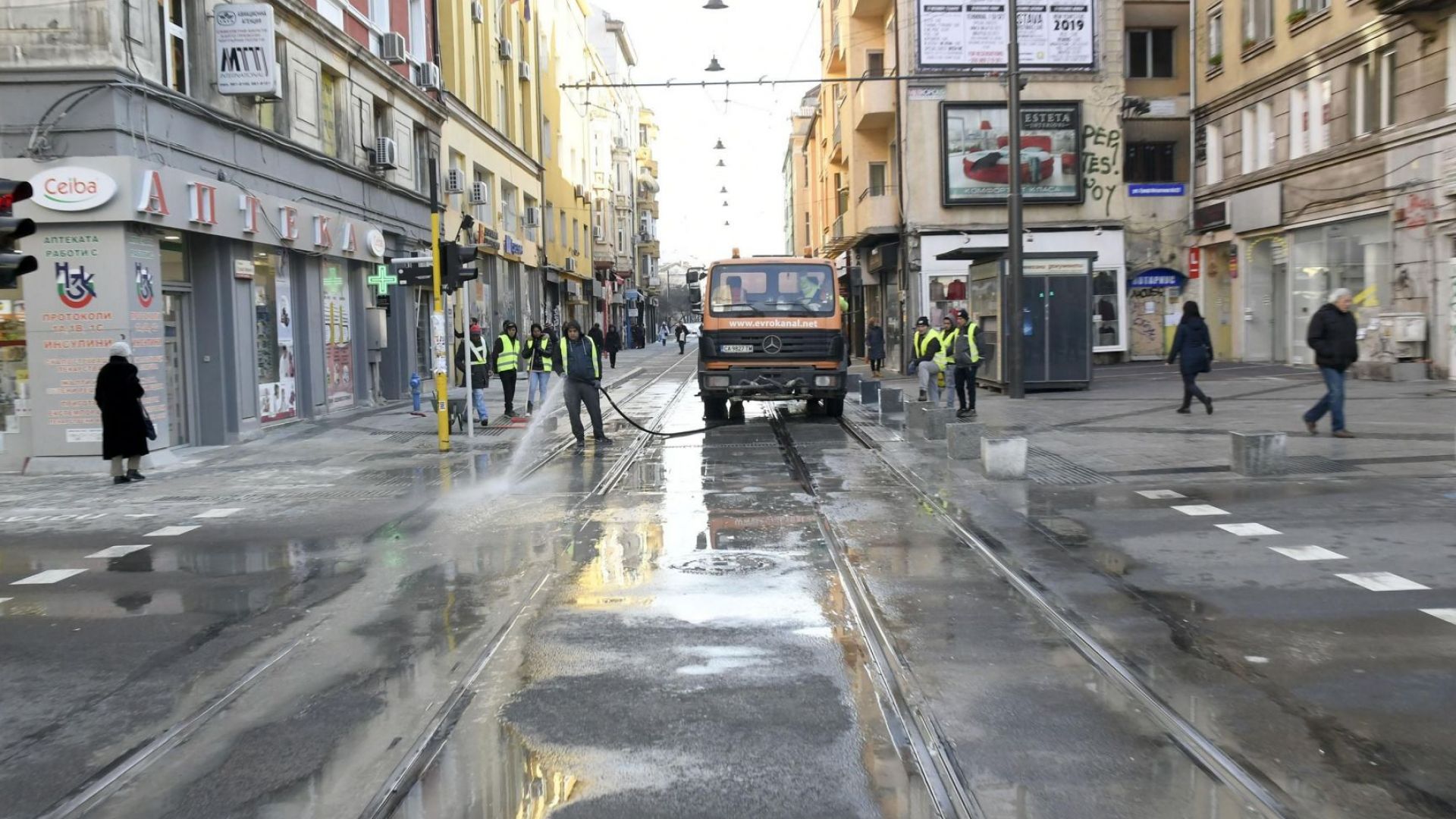 Големи парчета мазилка от стара сграда са паднали на кръстовището