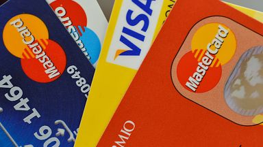 Виза и Мастъркард намаляват разходите за плащания с карти в Европа