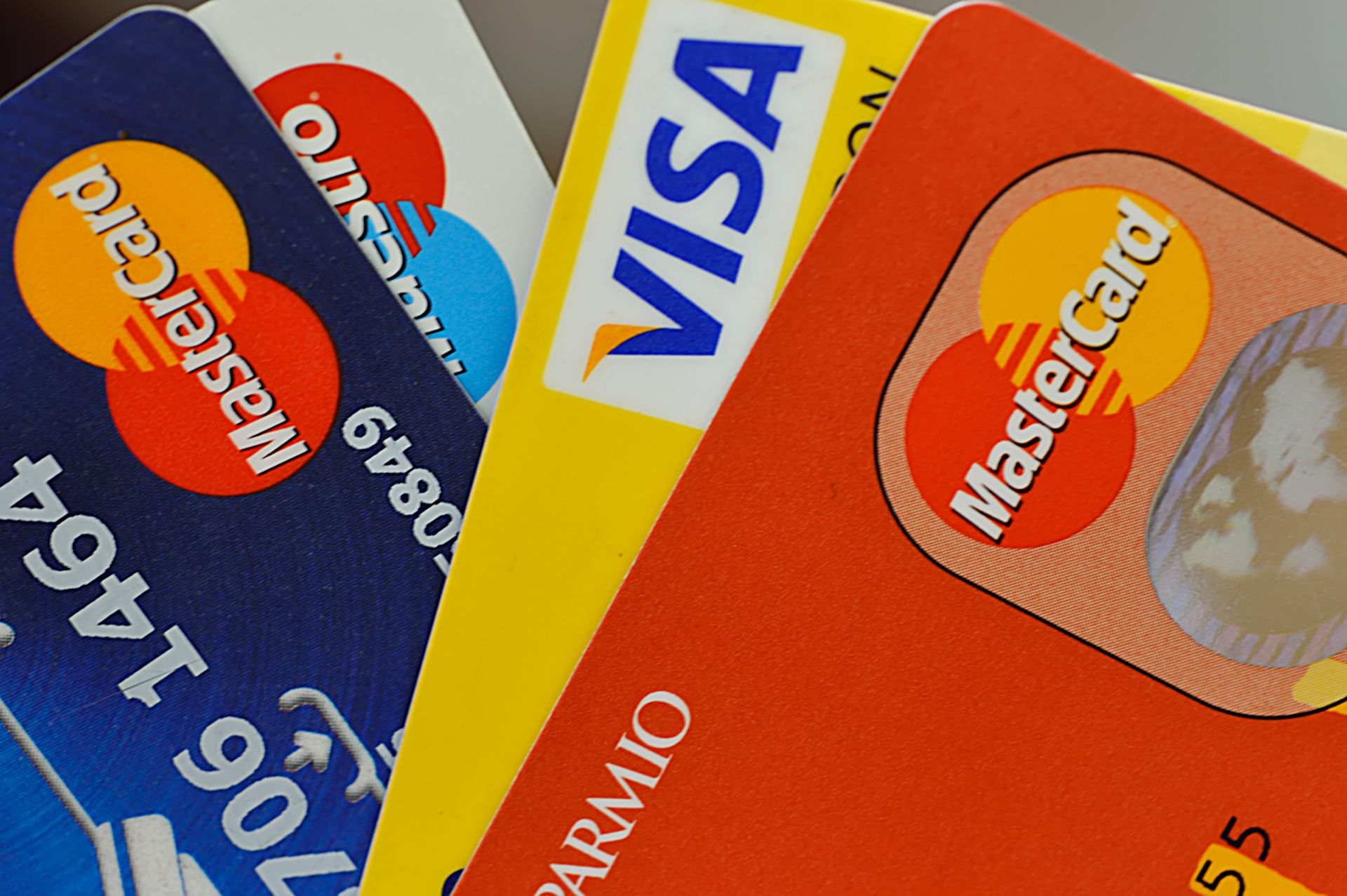Големите компании за картови разплащания прекъснаха услугите за Русия