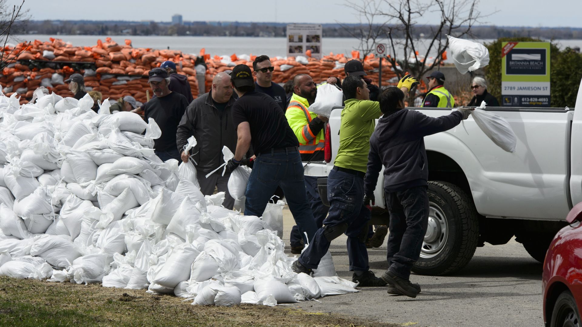 Над 10 000 души бяха евакуирани в източна Канада през