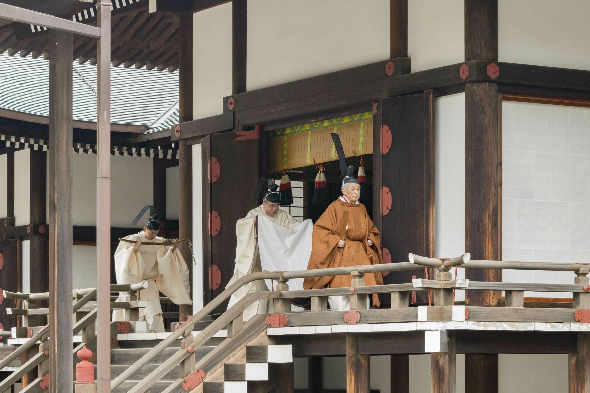 Император Акихито извърши тази сутрин в шинтоистки храм ритуалите, свързани с абдикацията си