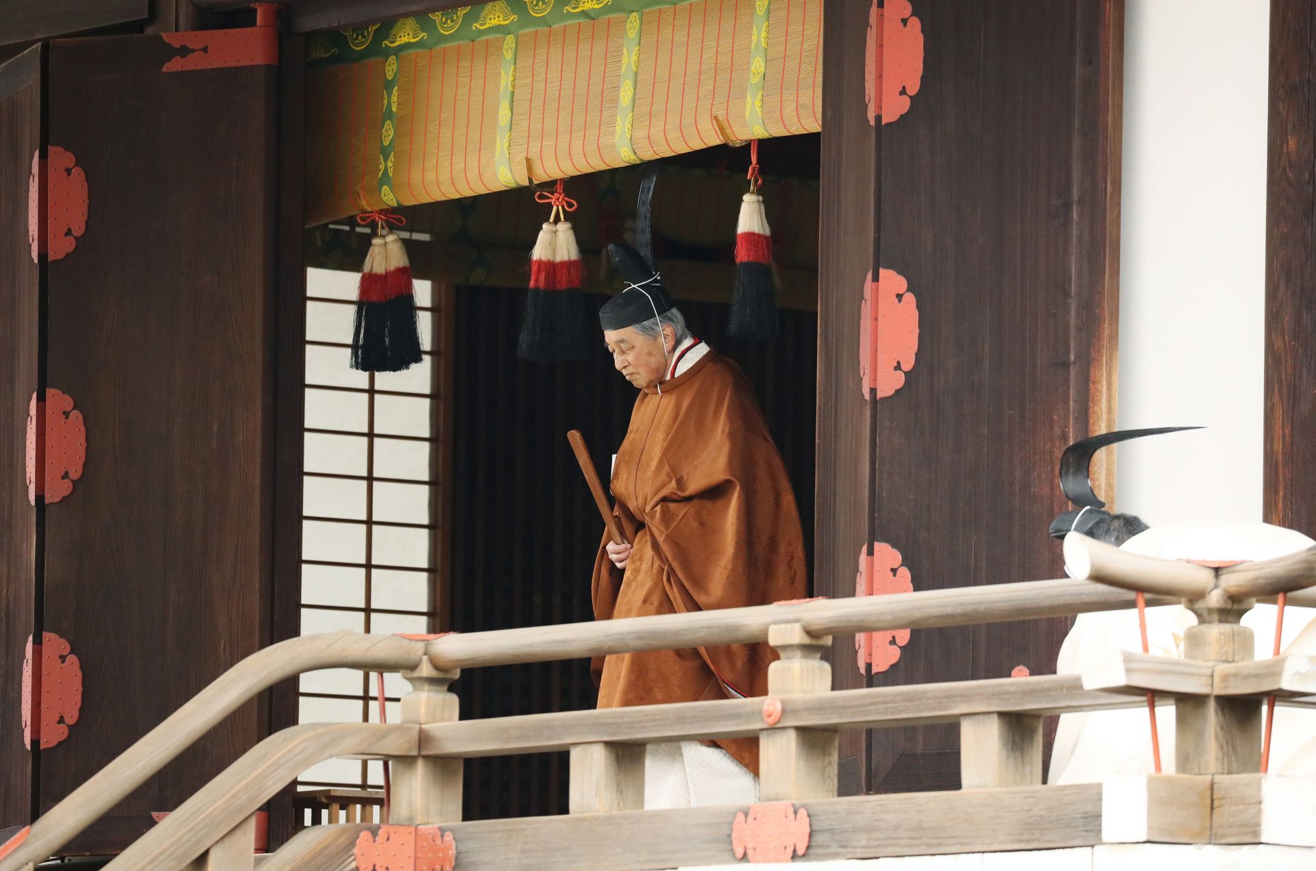 Император Акихито извърши тази сутрин в шинтоистки храм ритуалите, свързани с абдикацията си