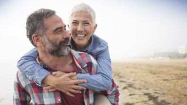 Двойките с щастлив брак живеят по-дълго