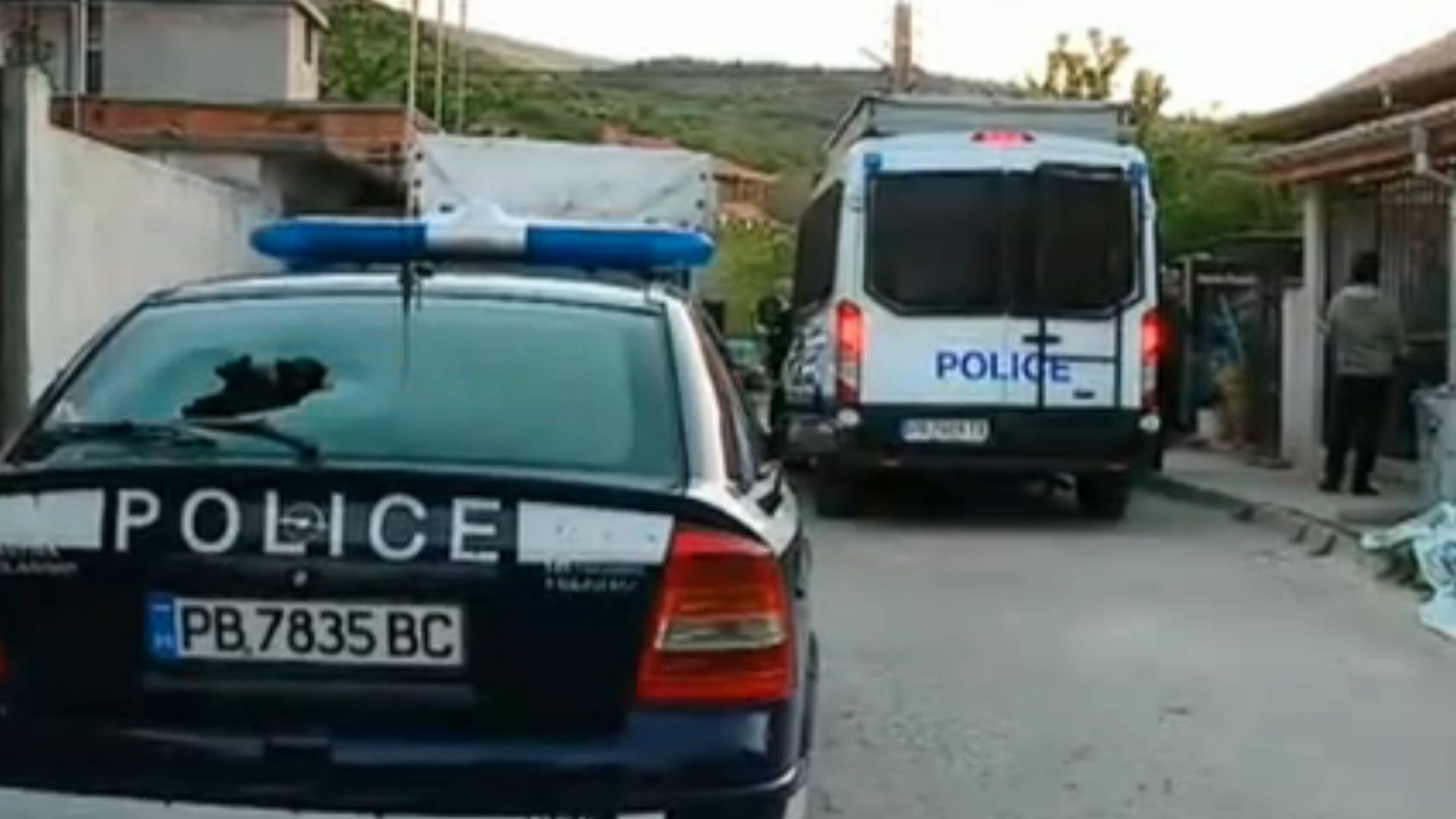 След напрежението и саморазправата с полиция в Куклен семейството с