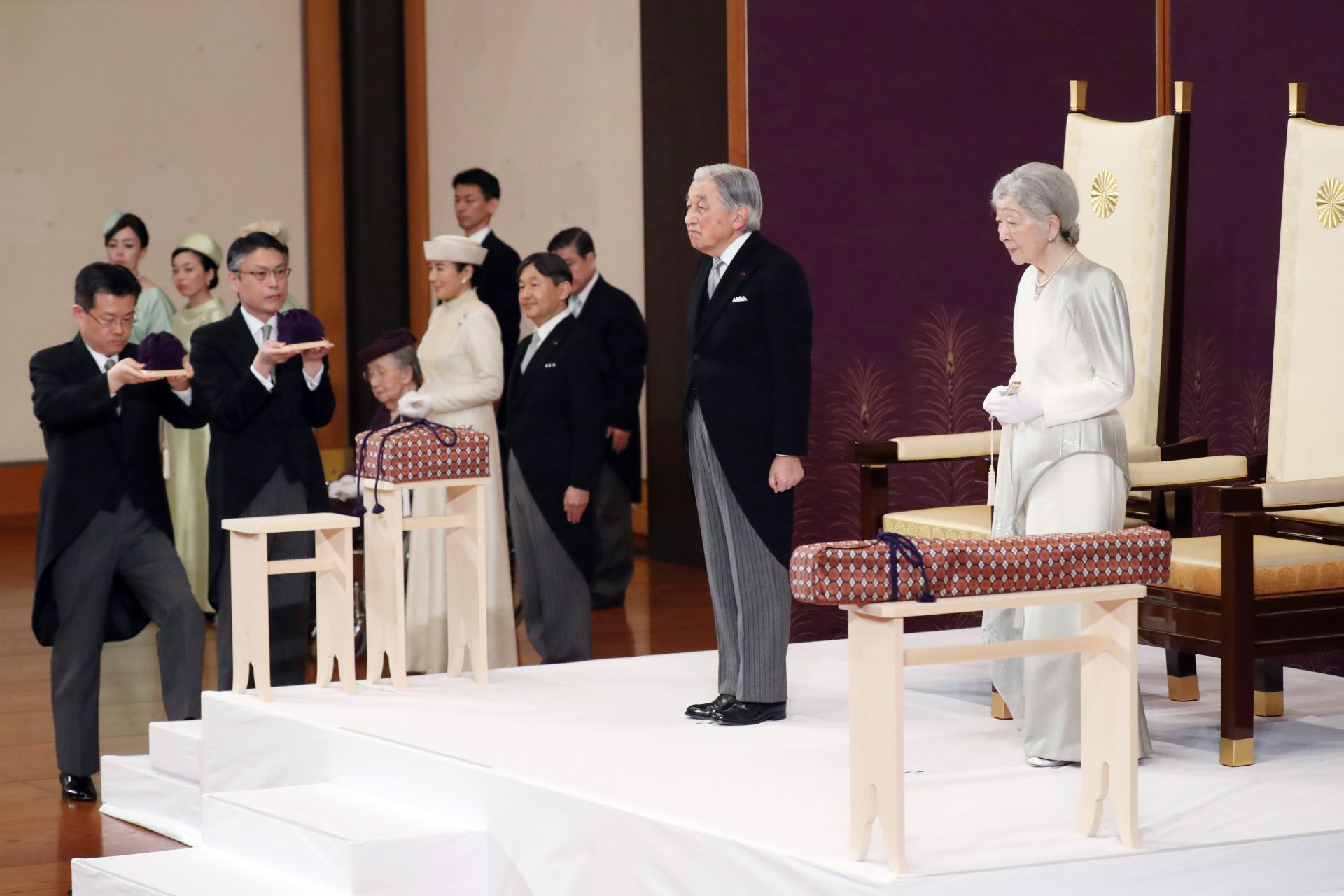 Японският император Акихито, придружен от императрица Мичико, присъства на церемонията по абдикацията му пред други членове на кралските семейства и висши държавни служители в Имперския дворец в Токио