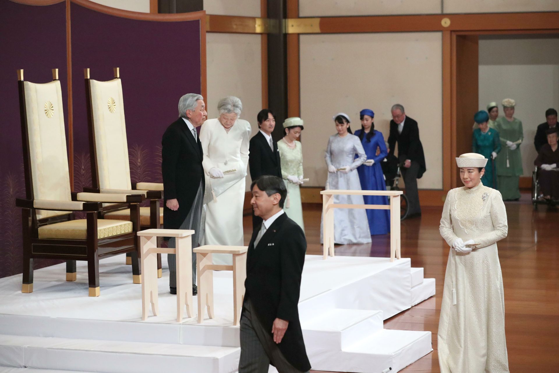 Японският император Акихито, на ляво, заедно с императрица Мичико, втори от ляво, и сина си принц Нарухито, втори отдясно, и принцеса Масако, надясно, пристига на церемонията по абдикацията му в Имперския дворец в Токио