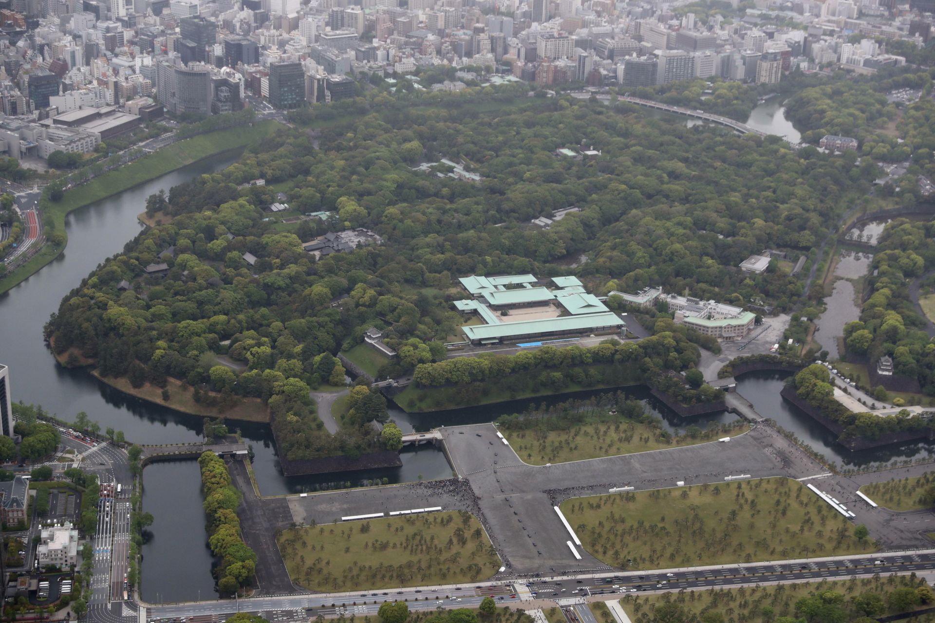 Тази снимка показва в центъра имперския дворец в Токиомалко преди церемонията по абдикацията на император Акихито. 