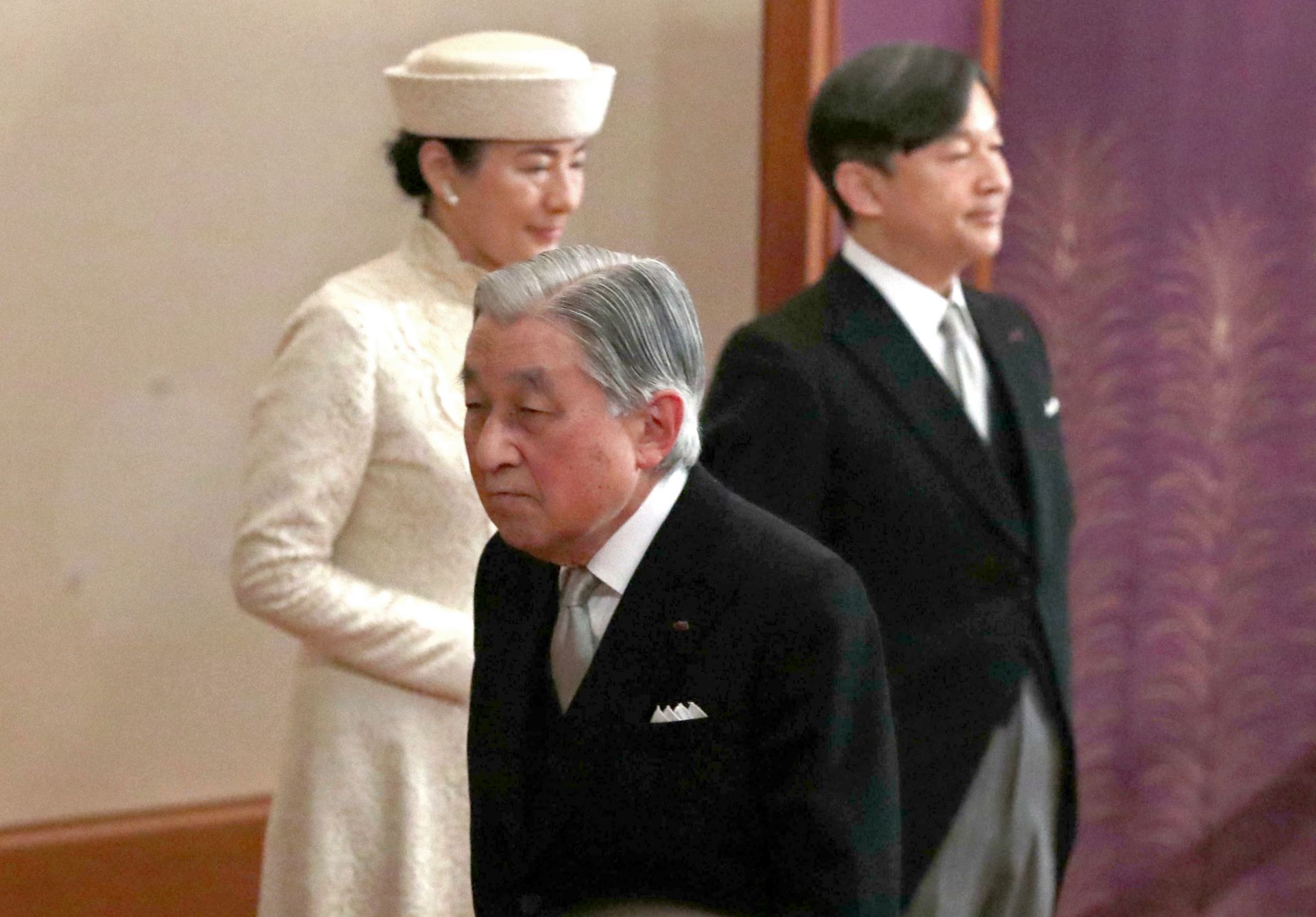 Японският император Акихито, център, тръгва след церемонията по абдикацията си край кралския принц Нарухито, както и на принцеса Масако в Имперския дворец в Токио