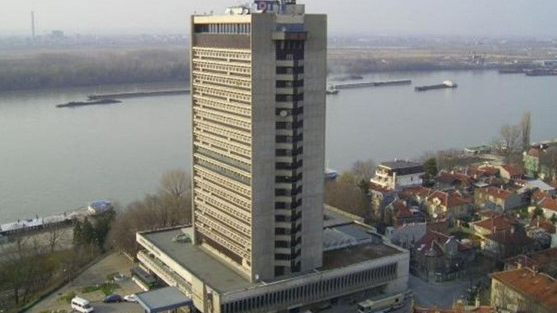 Заради мизерия: Понижават категорията и запечатват етажи на емблематичен хотел в Русе