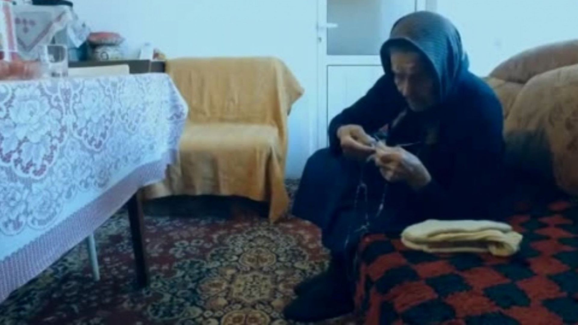 90 годишната Анна Джендрина от Раковски изплете топли чорапи от домашна