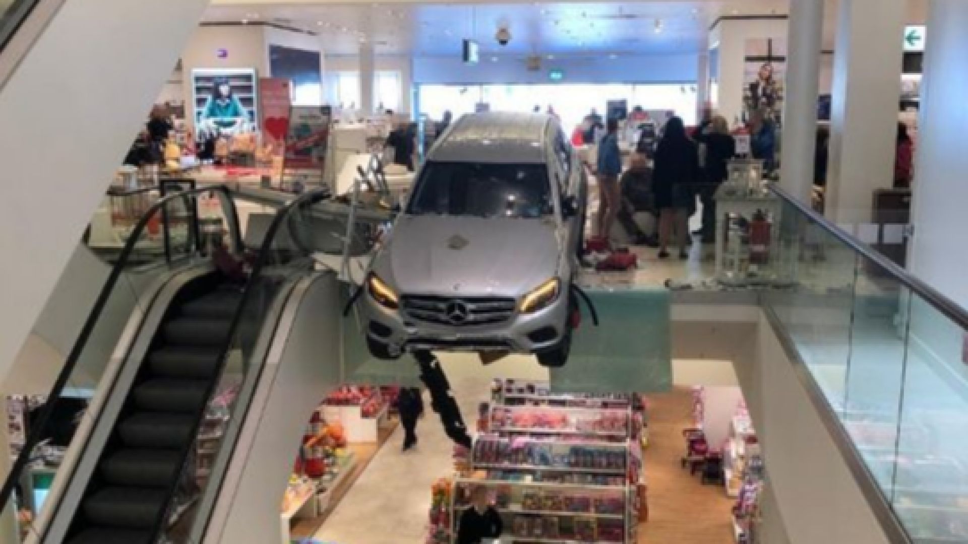 Автомобил Мерцедес навлезе с висока скорост в търговски център в