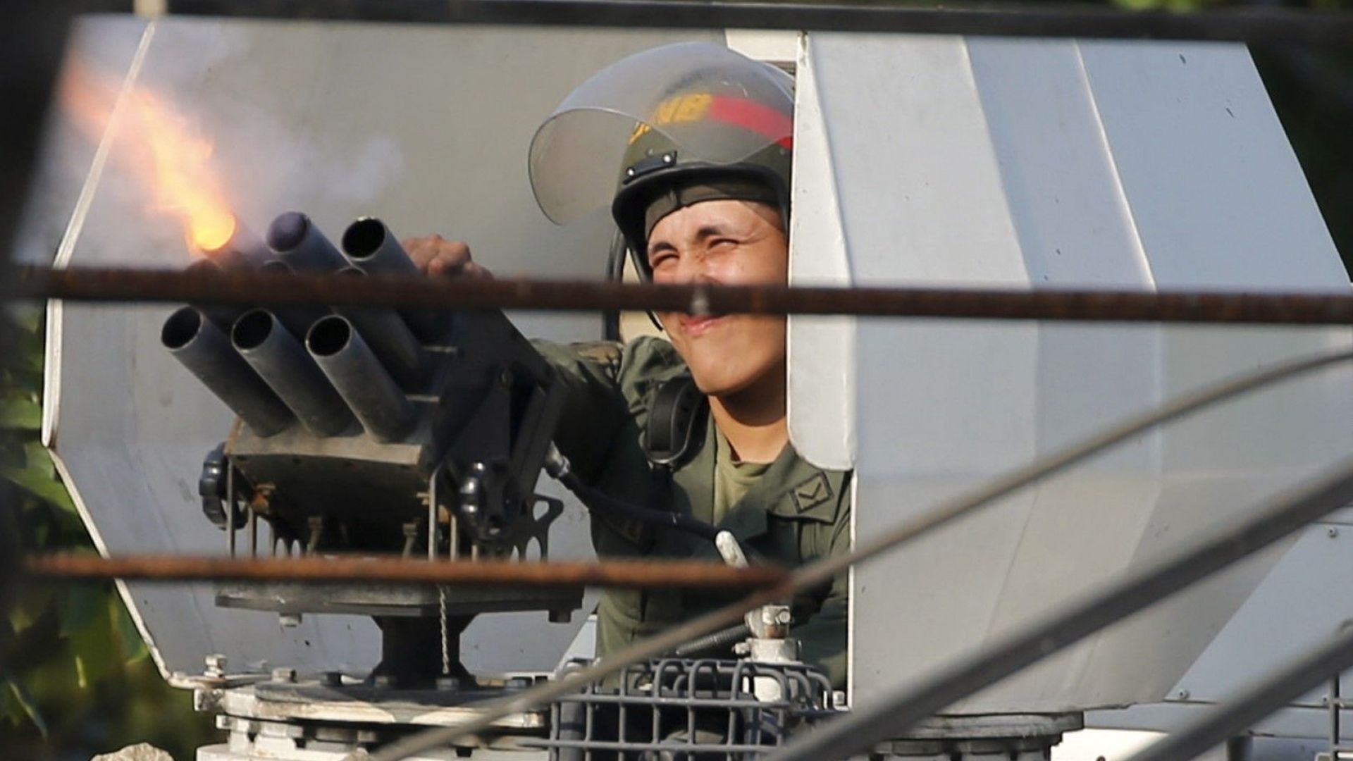 Военен верен на правителството на Николас Мадуро бе ранен от