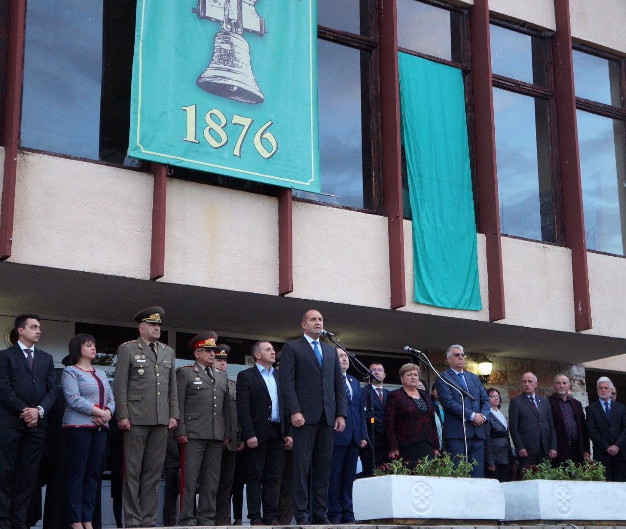  Президентът Румен Радев взе участие в тържествената стратегия във връзка 143 години от Априлското въстание 
