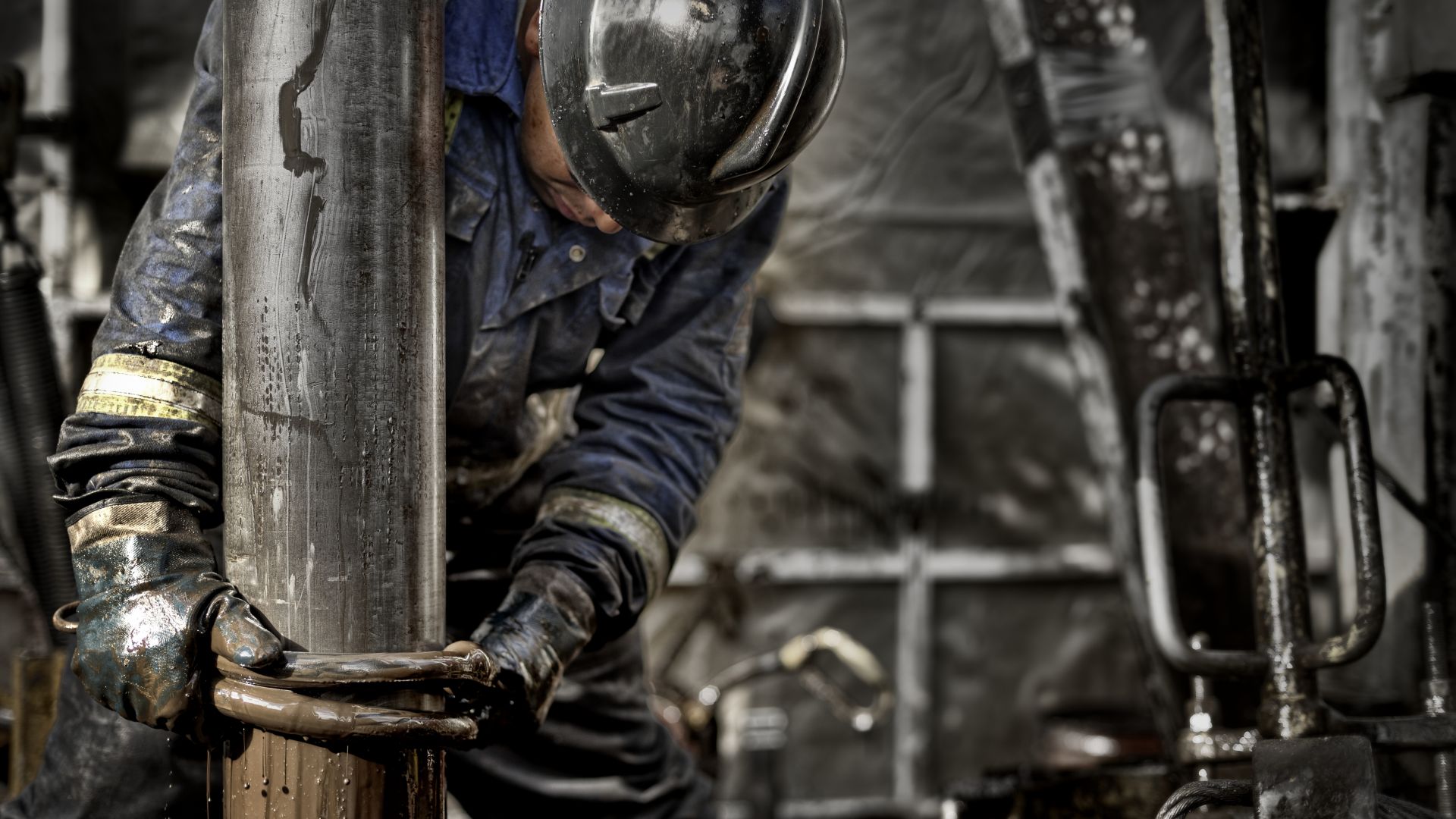 Около 10 процента или един от всеки 10 българи работи