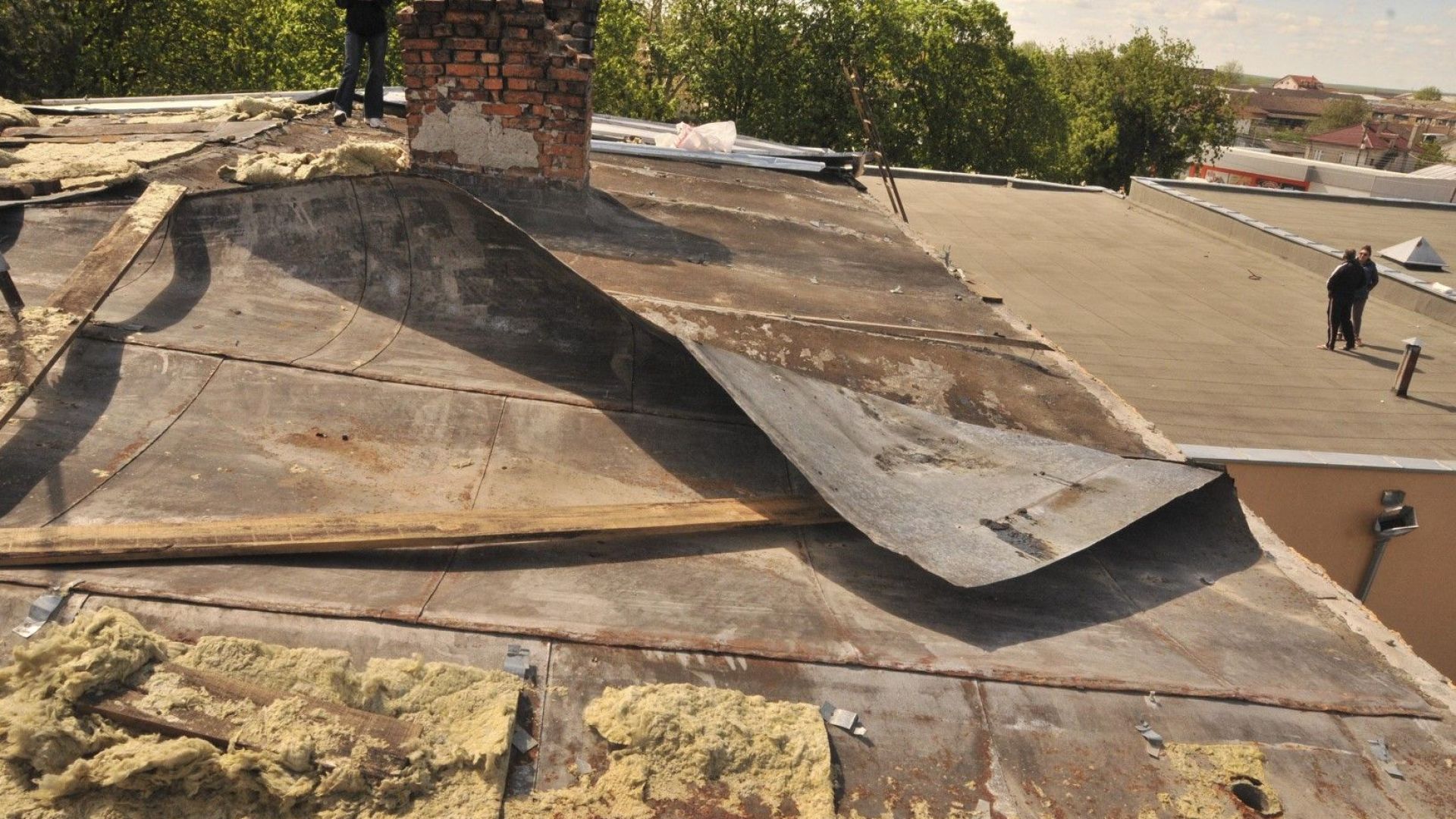 Десетки обществени стопански и жилищни сгради пострадаха от незапомнената буря