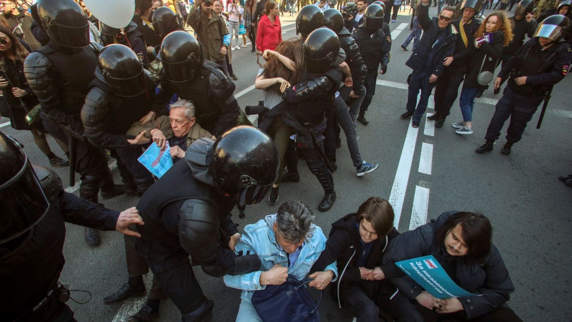 Първомайските демонстрации:  от сблъсъци с полицията, през проевропейски лозунги и арeстувани 