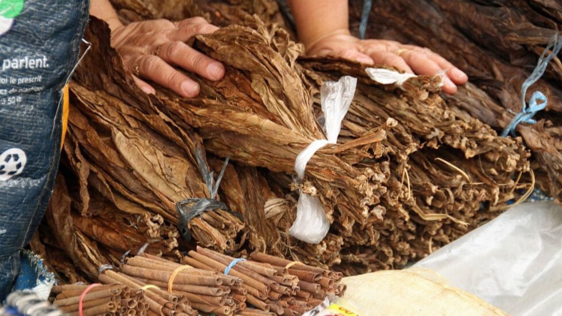 Хонконгските митници са заловили около 20 тона тютюн за наргиле