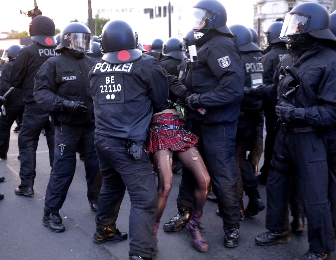 Арест на млада жена по време на първомайската демонстрация в Берлин