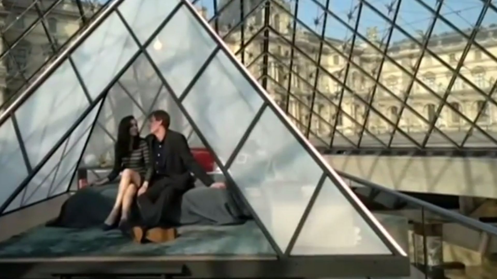 За първи път от няколко столетия: Двойка пренощува в Лувъра (видео)