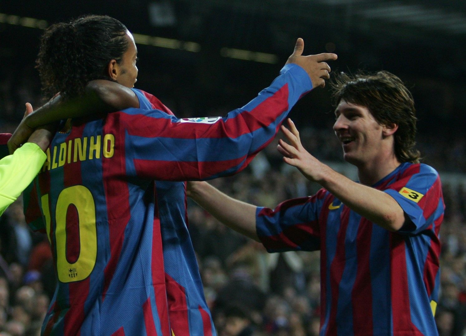 1 май 2005 г., Барселона - Албасете 2:0. Пасът е на неговия добър приятел Роналдиньо. Първата от немалкото асистенции на бразилския към аржентинския гений.