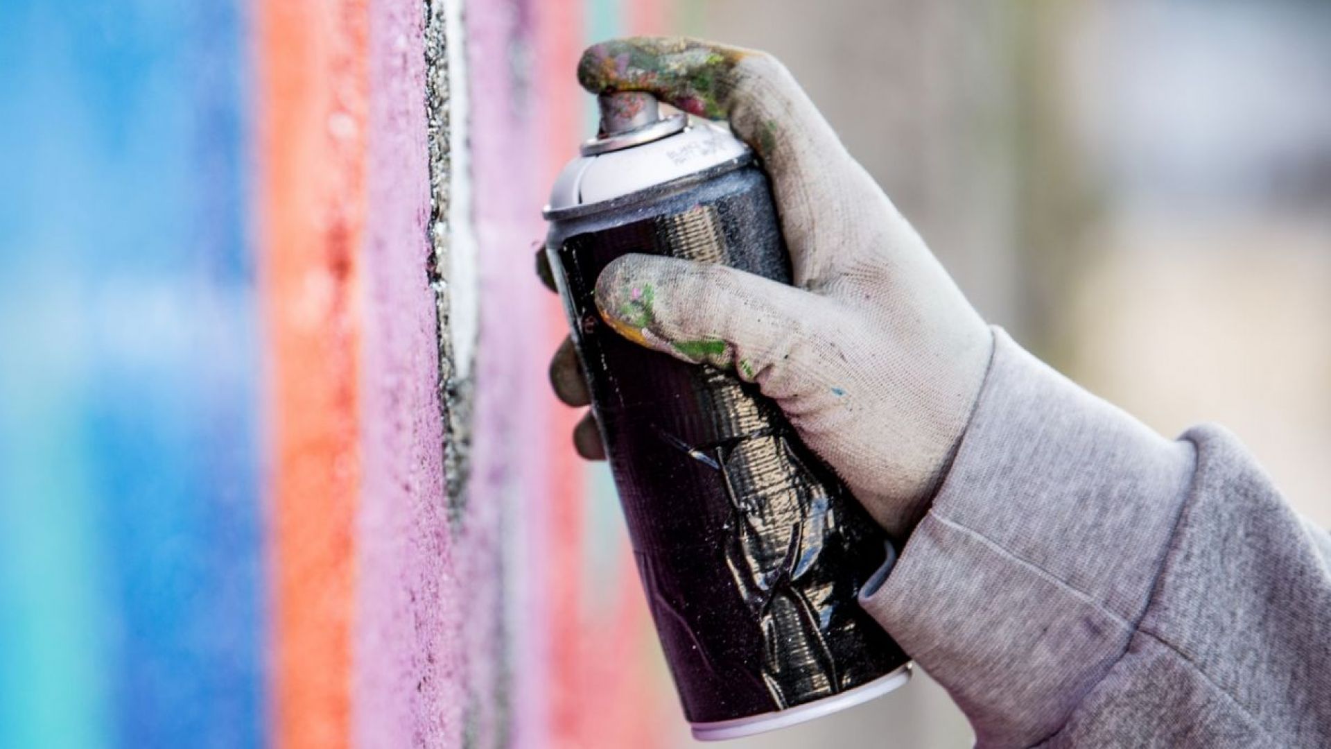 Ученици са глобени за рисуване на графити след като били