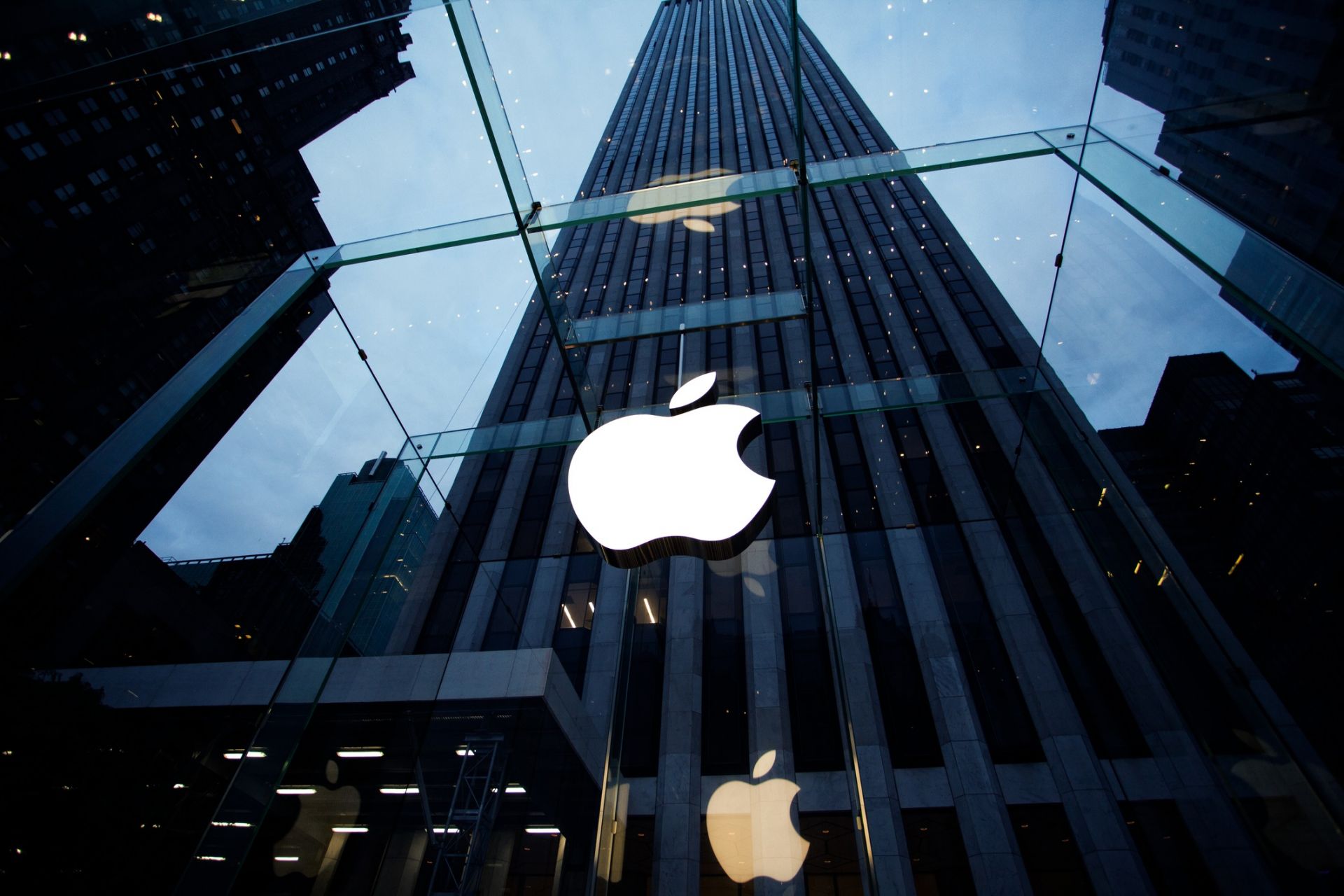 Акциите на "Епъл" (Apple Inc.) поскъпват с 2,5% на извънборсовата търговия на Уолстрийт