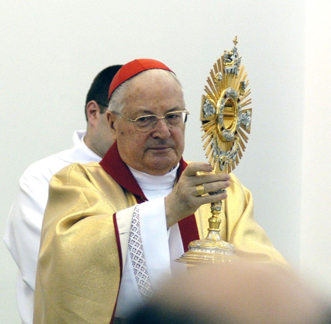 Кардинал Анджело Содано показва кръста подарък от папа Йоан Павел II при освещаване на католическата катедрала "Св. Йосиф" в София, 21 май 2006 г.