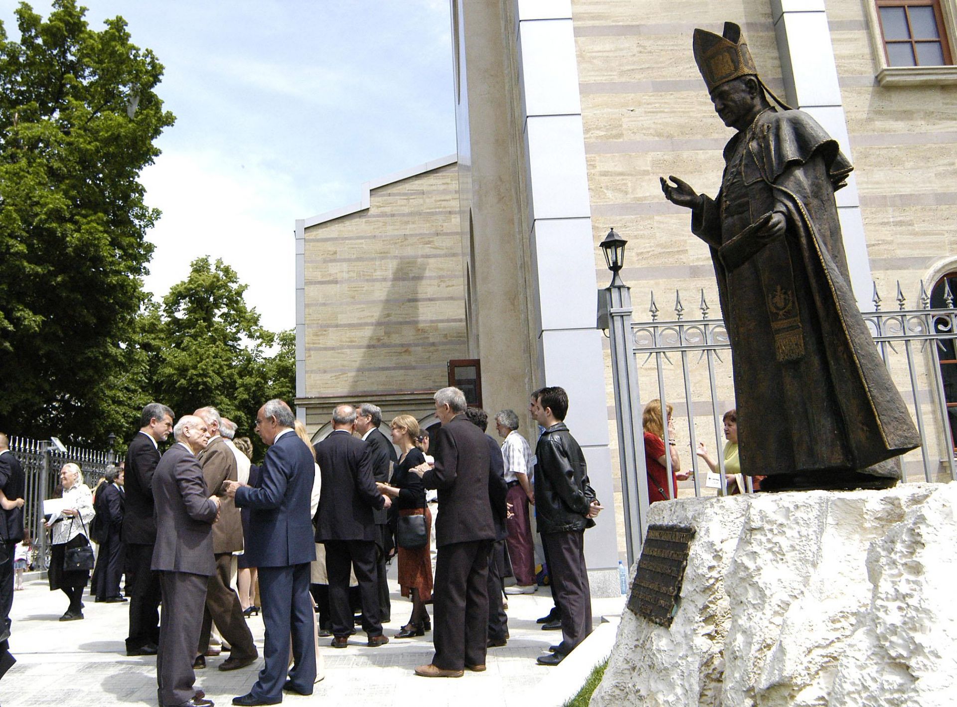 В двора на катедралата е издигнат паметник на покойния папа Йоан Павел II