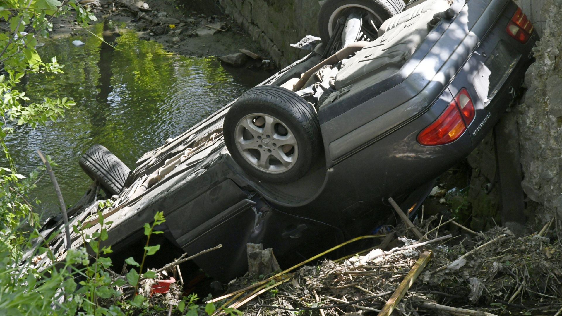 Лек автомобил Мерцедес се преобърна по таван в дере на