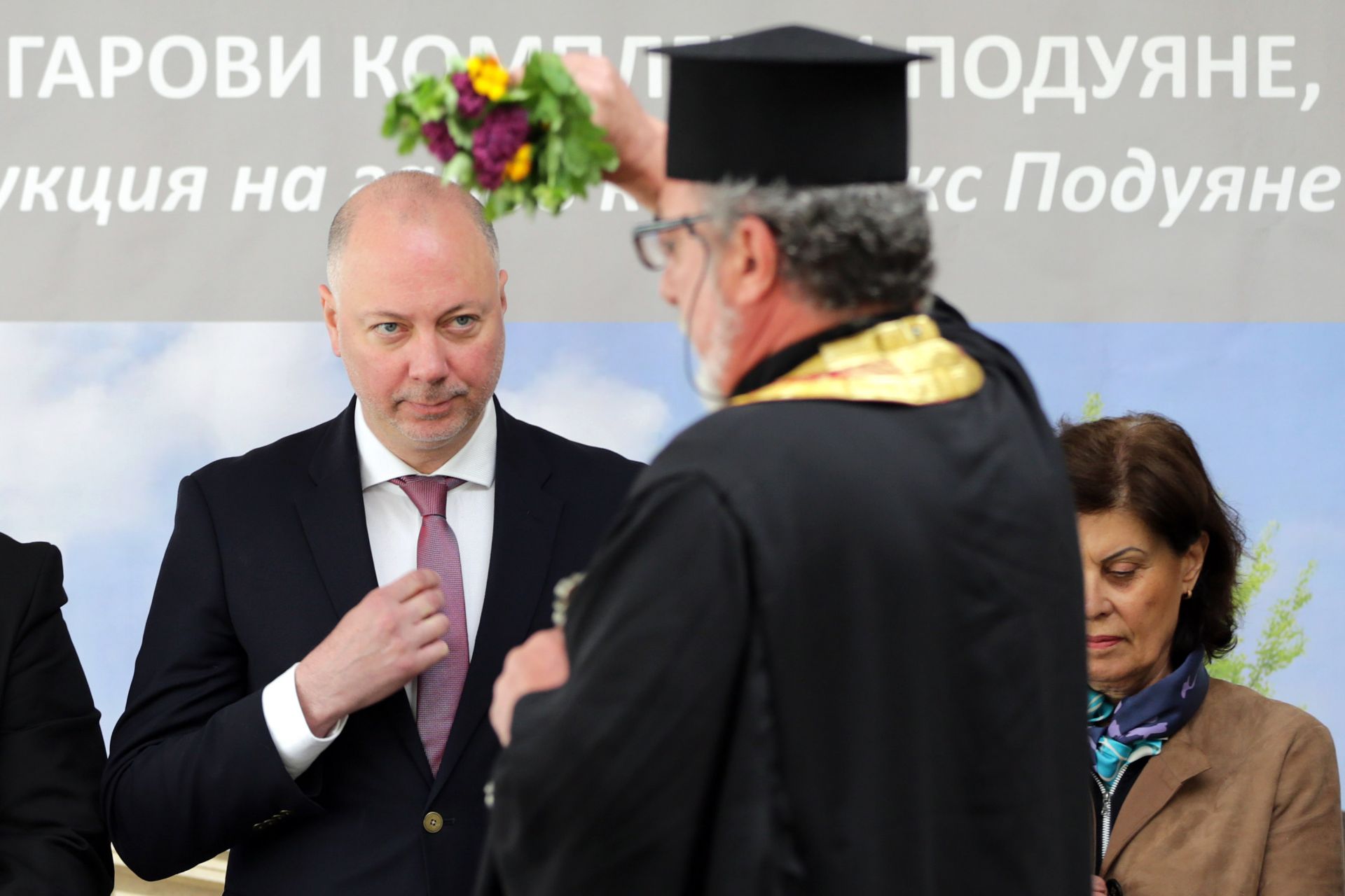 Министърът на транспорта Росен Желязков (ляво) участва в официална церемония за началото на реконструкцията на жп гара Подуяне
