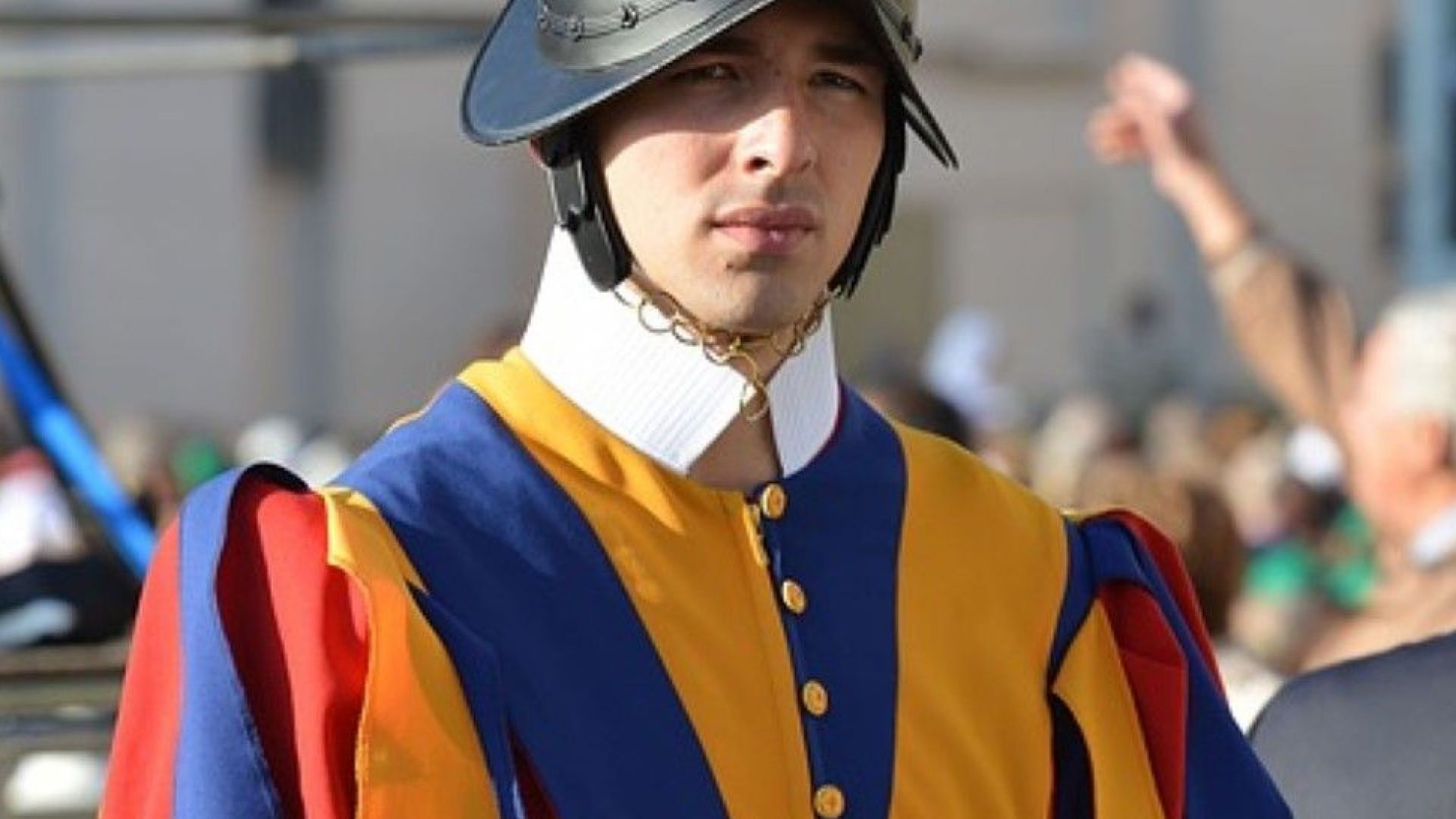 Папа Франциск е труден за охраняване човек защото не се