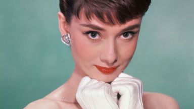 Най-големият син диамант и перленото колие на Одри Хепбърн се предлагат на търг в Женева