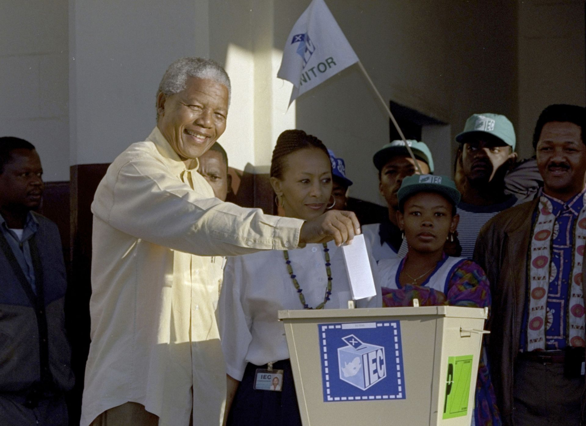 Нелсън Мандела гласува