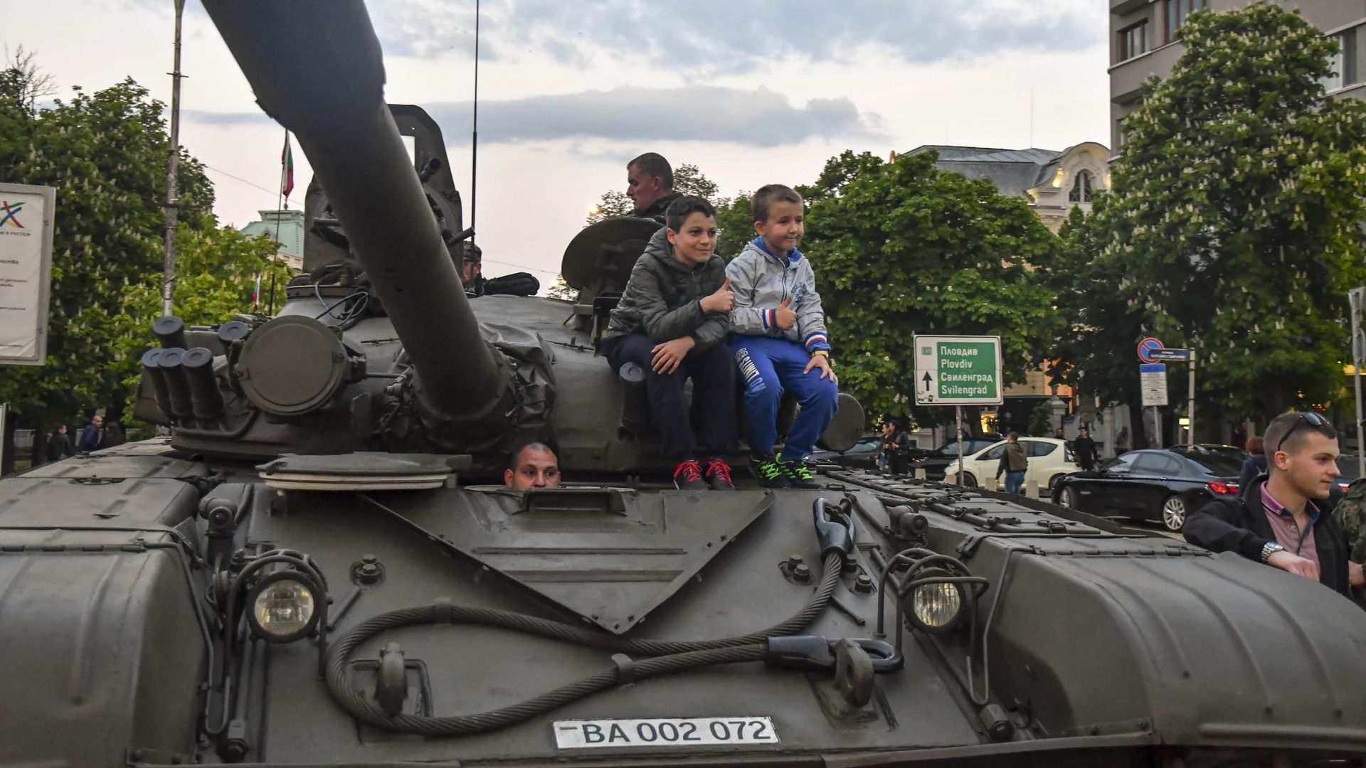Танкове и бойна техника "превзеха" центъра на София